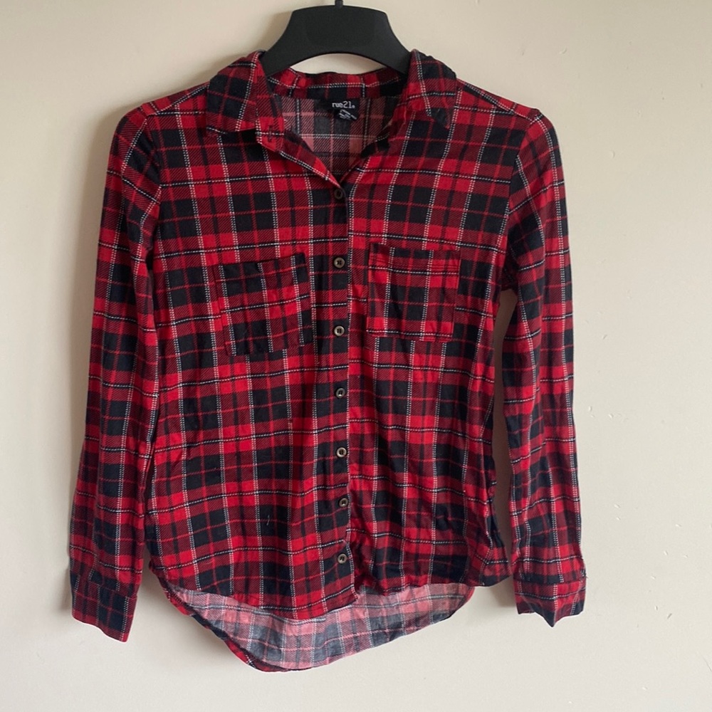RUE 21 LONG SLEEVE PLAID BUTTON UP SHIRT